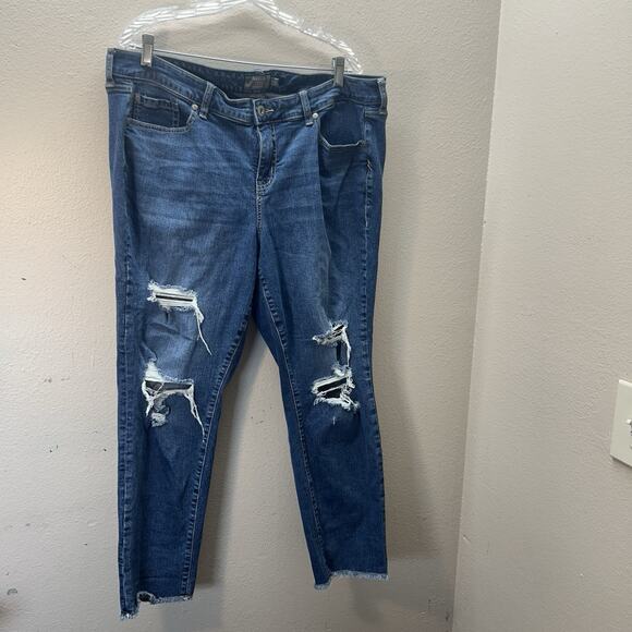 Torrid Jeans Sz 18 Blue Denim Crop Boyfriend Distressed Raw Hem Vintage Stretch - Picture 1 of 6